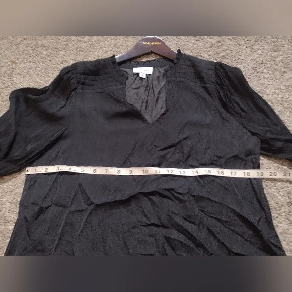 Evereve Women's Tally Satin Blouse Medium Black V-Neck Capsule Ruffles P3 - Picture 6 of 7